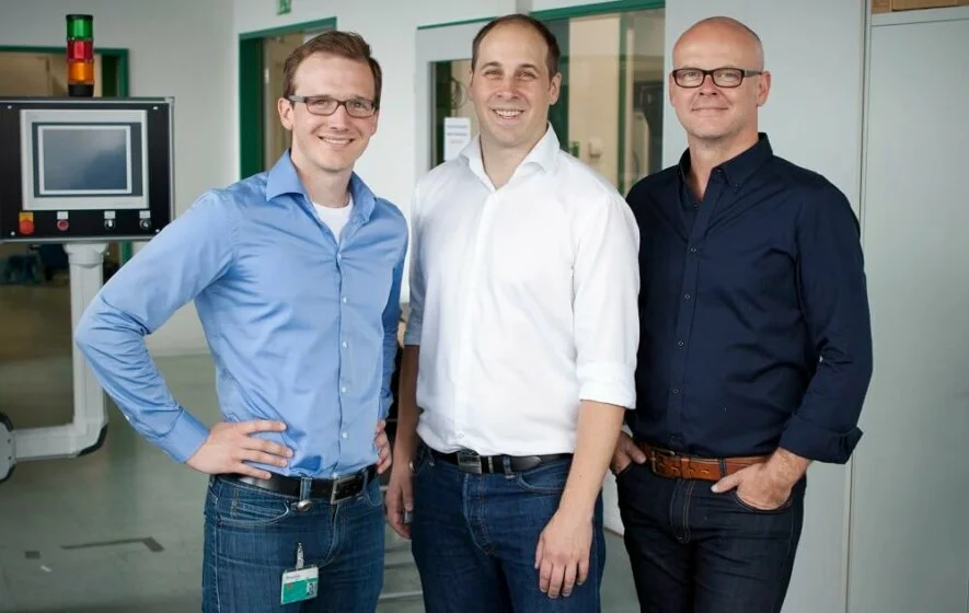 Drei Mitarbeiter eines Energie Start-ups posieren