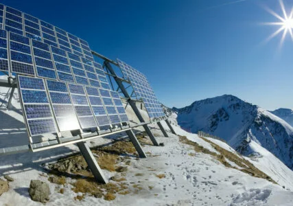 Solarpanele oben auf einem schneebedeckten Berggipfel