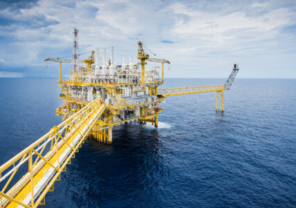 Ölbohrplattform zur klassischen Ölförderung im Meer