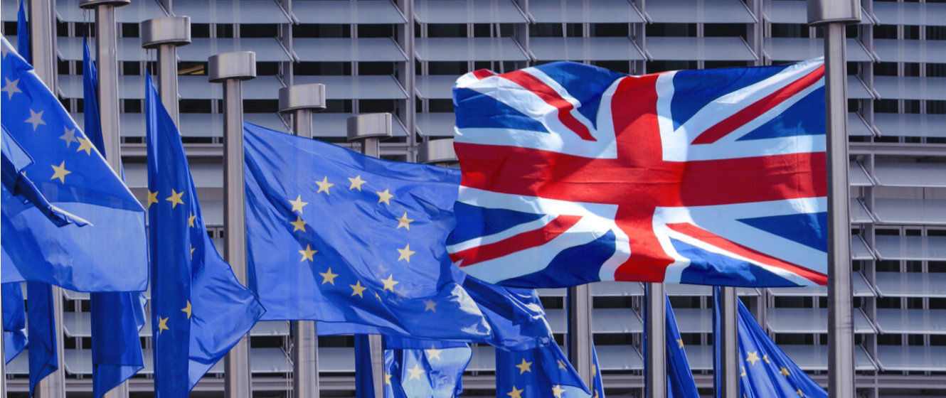 Die britische Flagge, der Unionjack, im Vordergrund weht in eine andere Richtung als die Flaggen der EU im Hintergrund