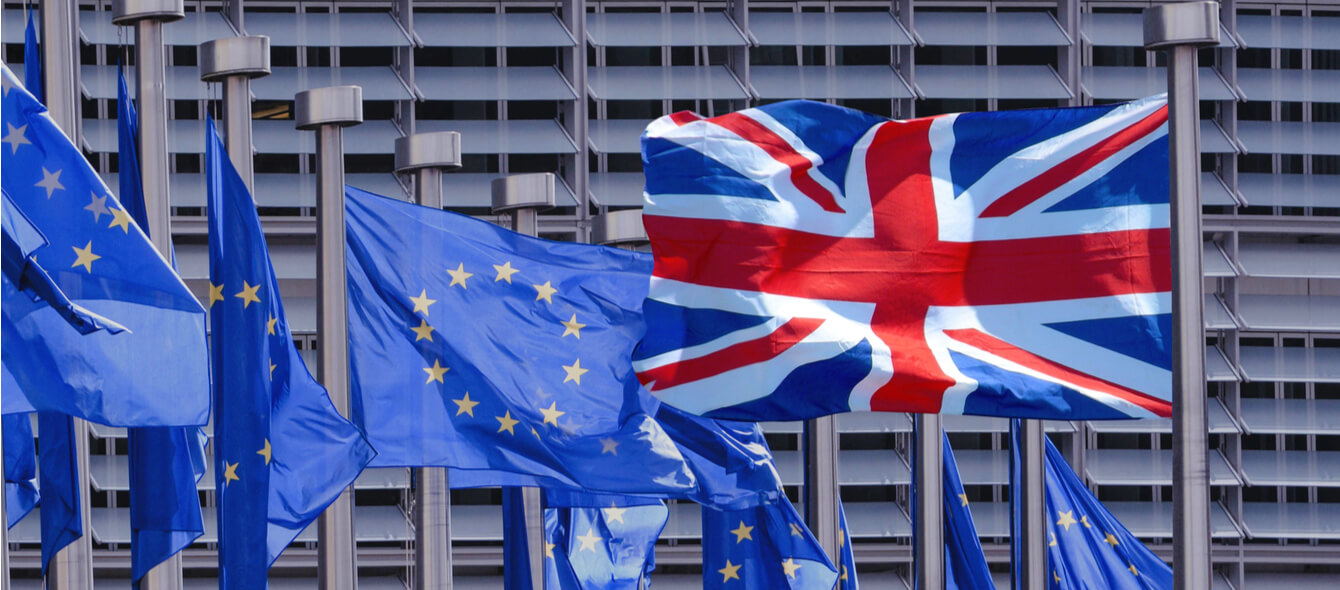 Die britische Flagge, der Unionjack, im Vordergrund weht in eine andere Richtung als die Flaggen der EU im Hintergrund