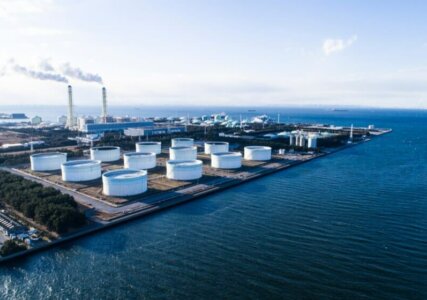 LNG-Terminal mit Lagern direkt am Meer