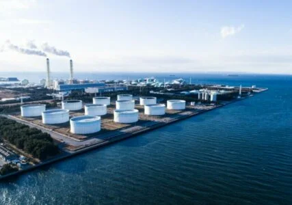 LNG-Terminal mit Lagern direkt am Meer