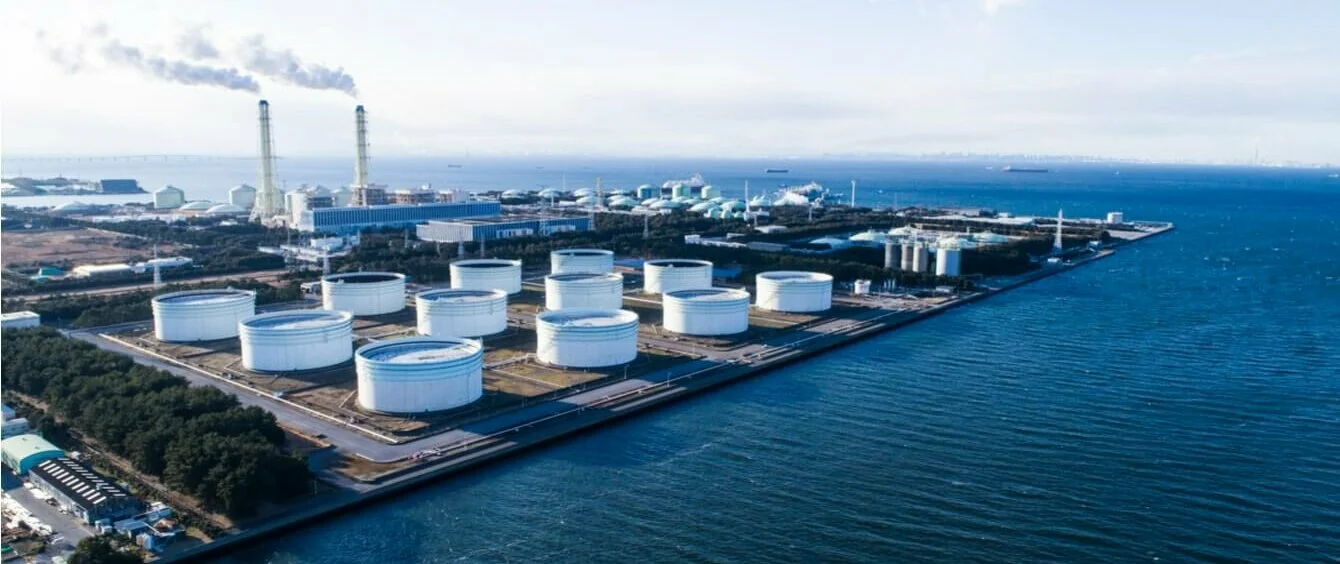 LNG-Terminal mit Lagern direkt am Meer