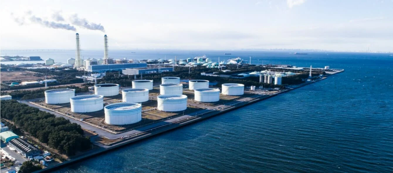 LNG-Terminal mit Lagern direkt am Meer