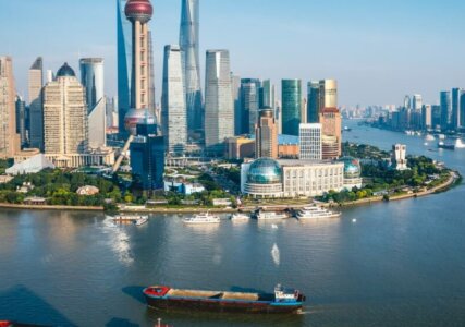 Skyline von Shanghai mit Schiff im Vordergrund