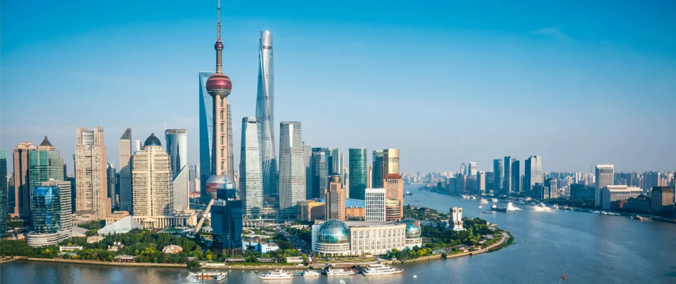 Skyline von Shanghai mit Schiff im Vordergrund