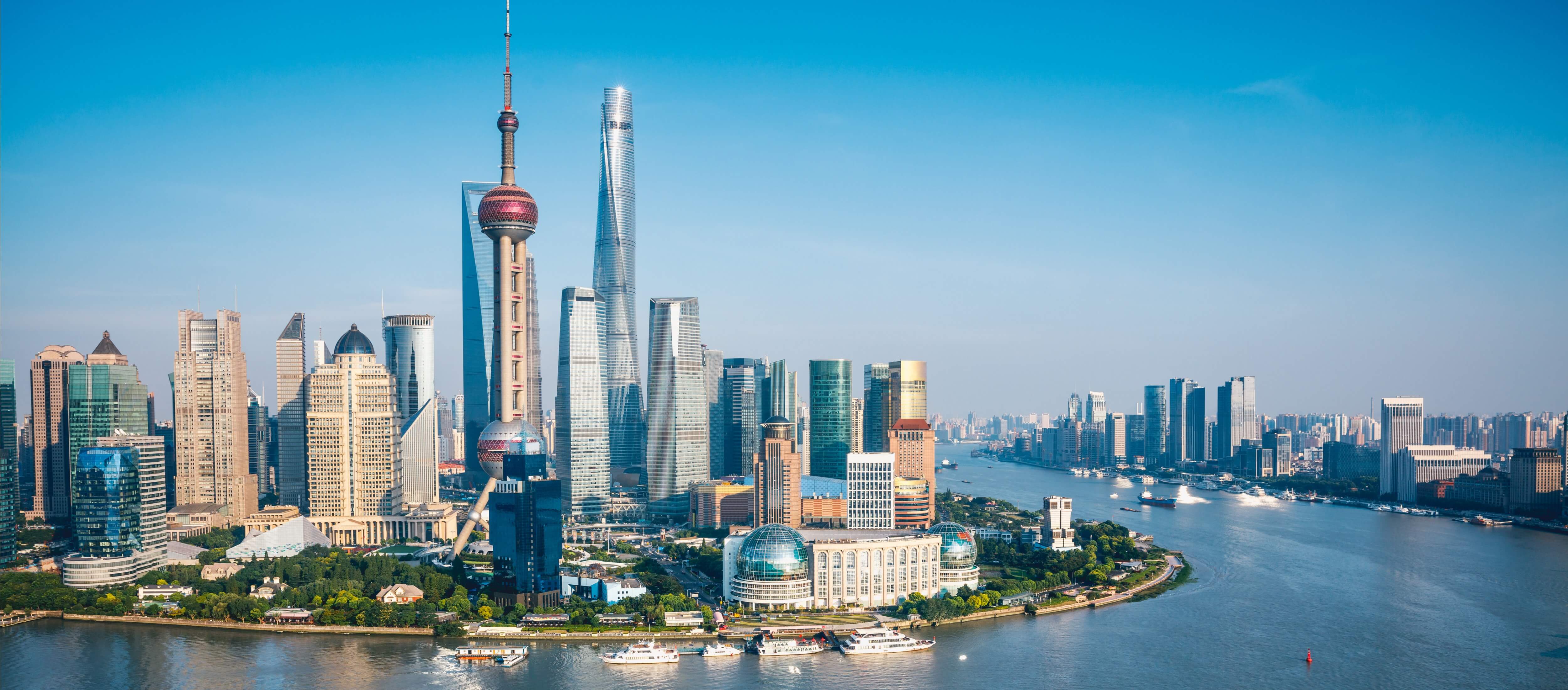 Skyline von Shanghai mit Schiff im Vordergrund