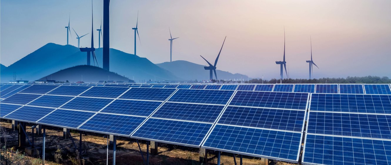 Windräder und Solarpanele zur Erzeugung von Erneuerbaren Energien