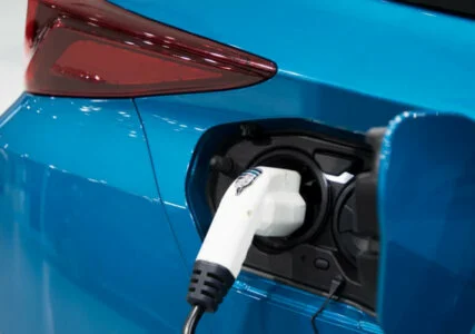 Nahaufnahme eines Ladesteckers für ein E-Auto mit Brennstoffzelle