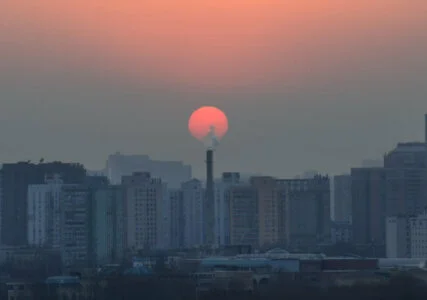 Chinesische Stadt in Smog vor Sonnenuntergang