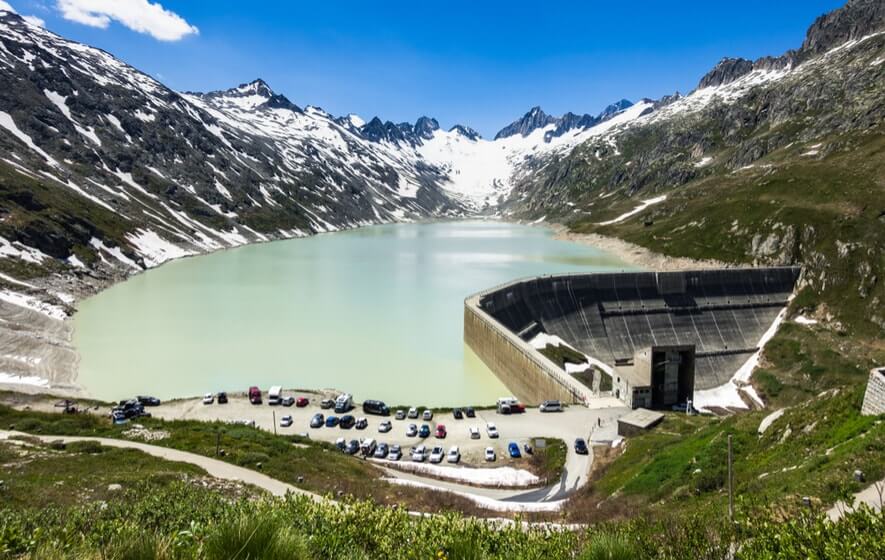 Wasserkraftwerk am See umgeben von Bergen