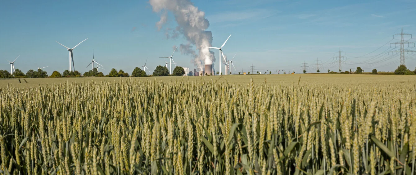 Mehr Windstrom und sinkende Emissionen in Deutschland