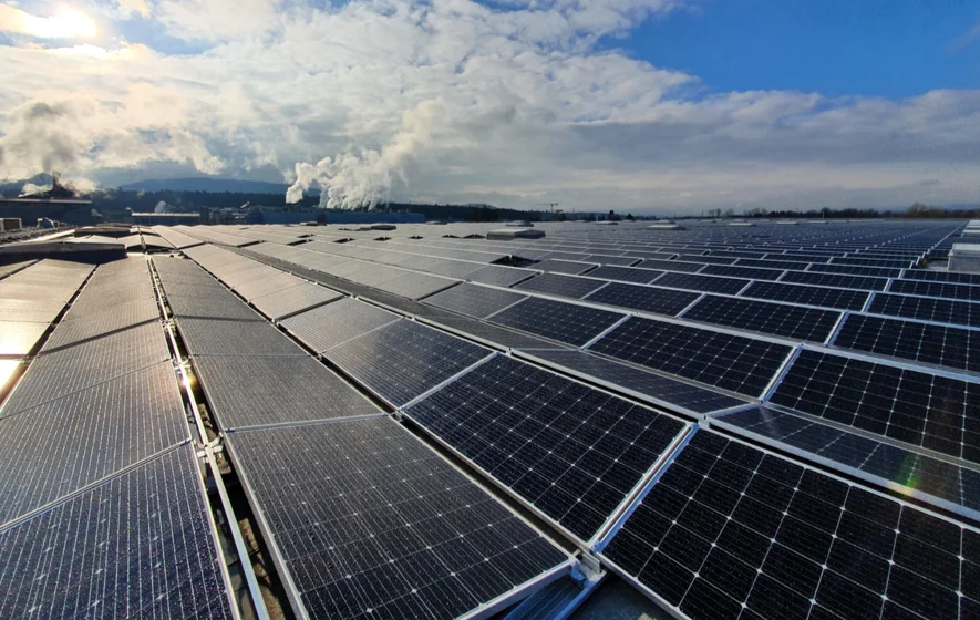 Größte Dach-Solaranlage der Welt in Perlen (Schweiz)