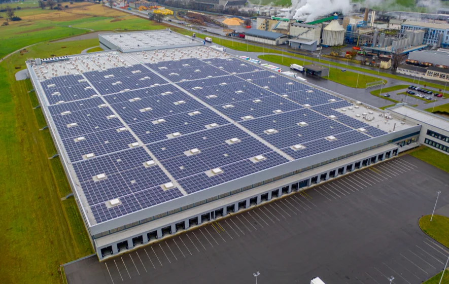 Größte Dach-Solaranlage der Welt in Perlen (Schweiz)