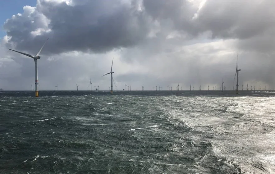 Power-Turbine mit Hubschrauberlandeplatz