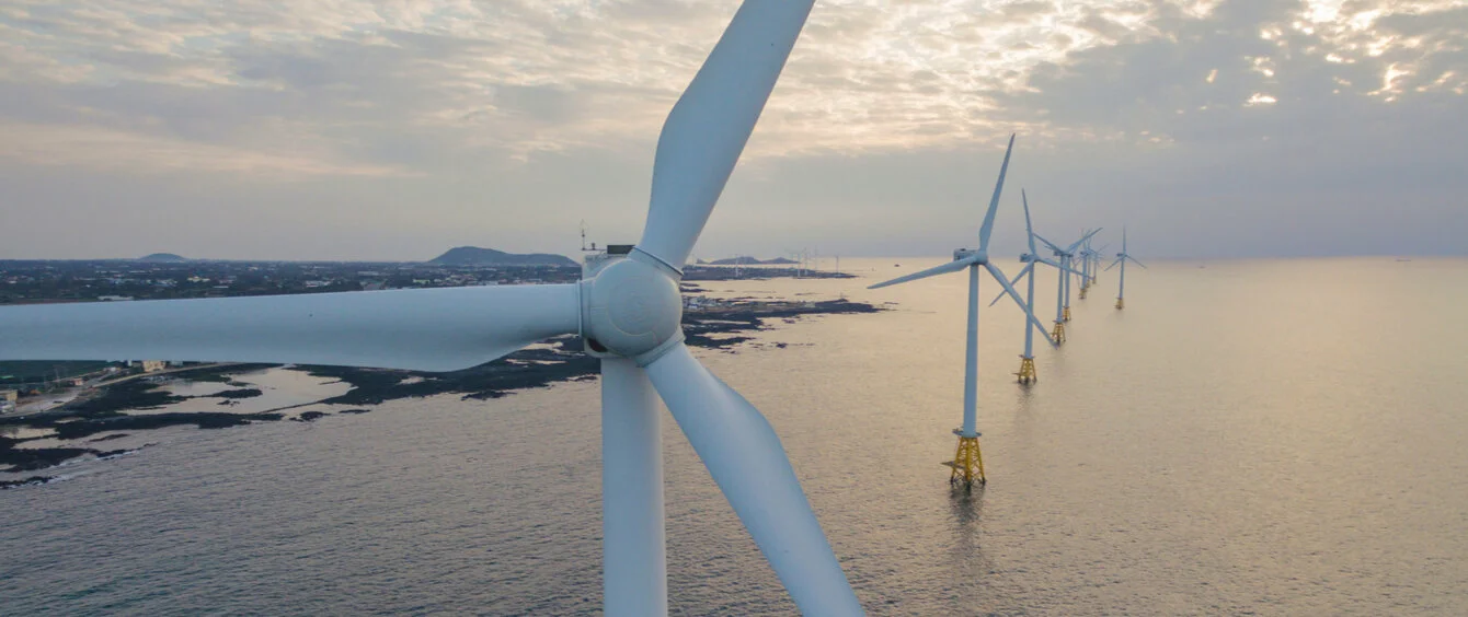 Offshore Windkraftanlage vor den Jeju-Inseln in Südkorea
