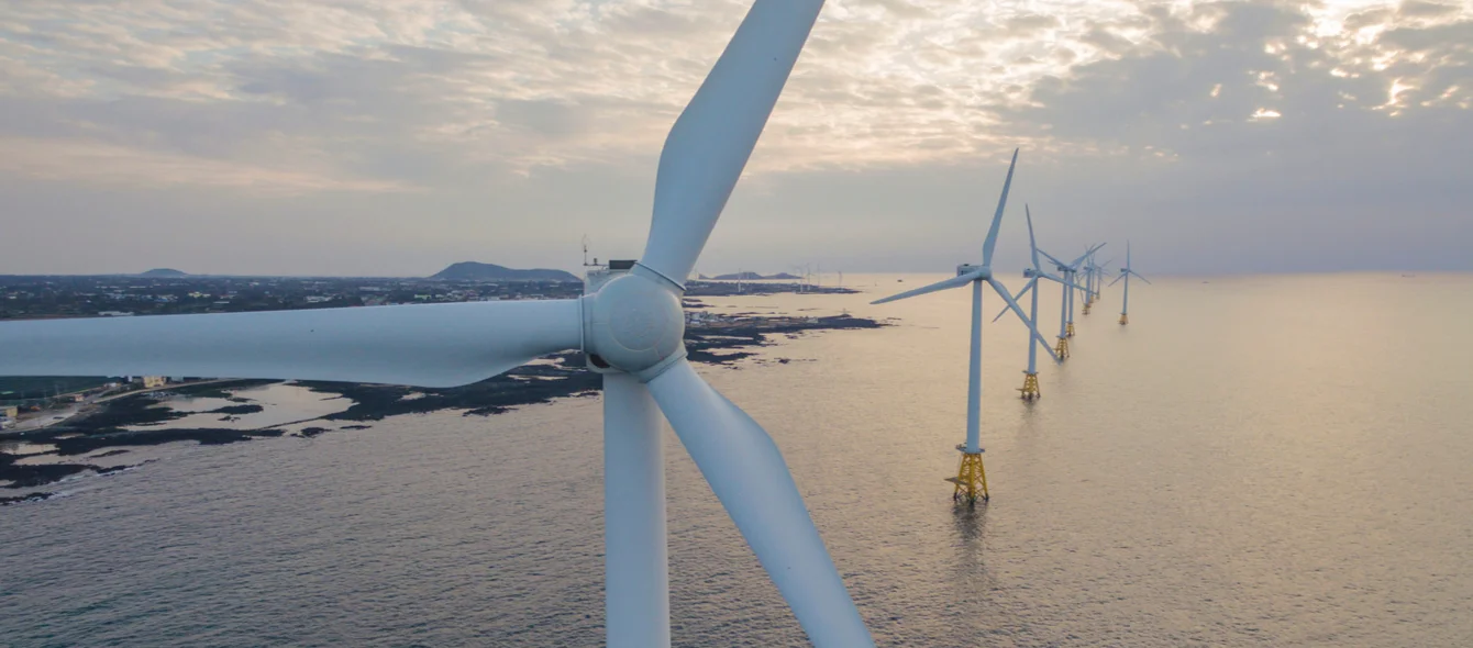 Offshore Windkraftanlage vor den Jeju-Inseln in Südkorea