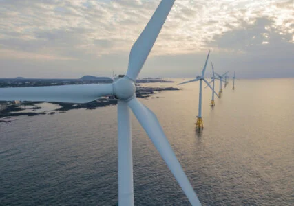 Offshore Windkraftanlage vor den Jeju-Inseln in Südkorea