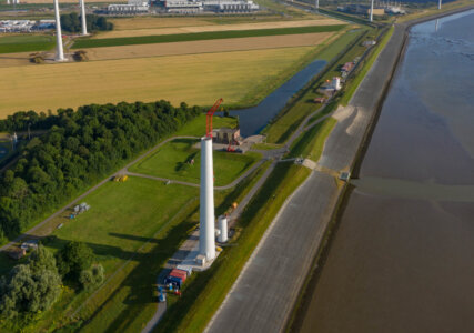 Weltneuheit: RWE baut Windräder auf Deich in den Niederlanden