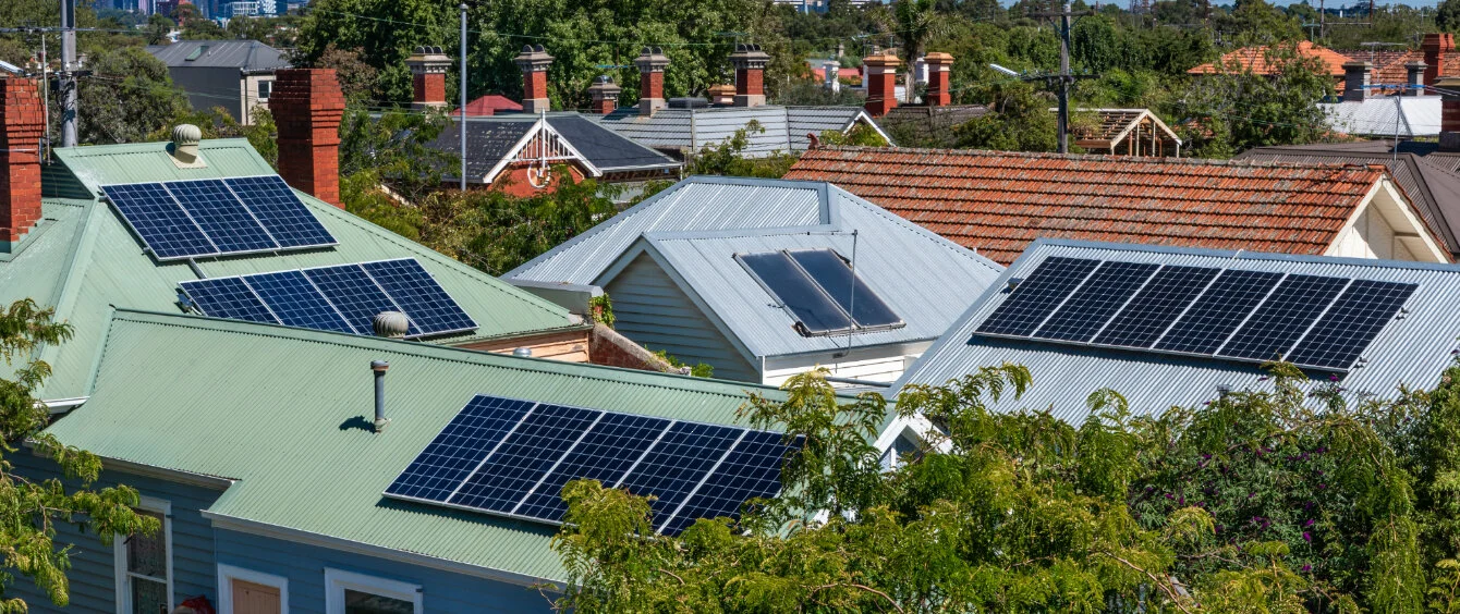 Batterien an Strommasten speichern Solarenergie in Australien