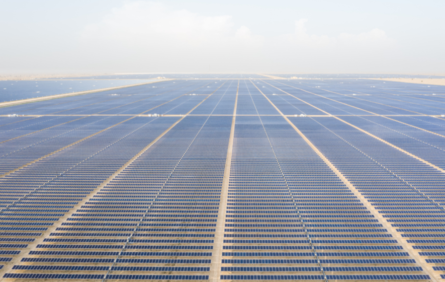 image-shows-solar-farm-in-desert