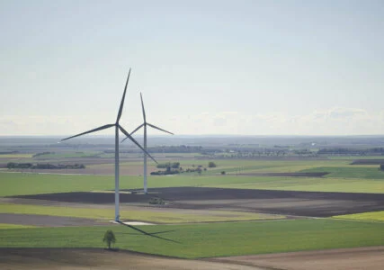 Foto, das eine Landschaft mit Windrädern zeigt