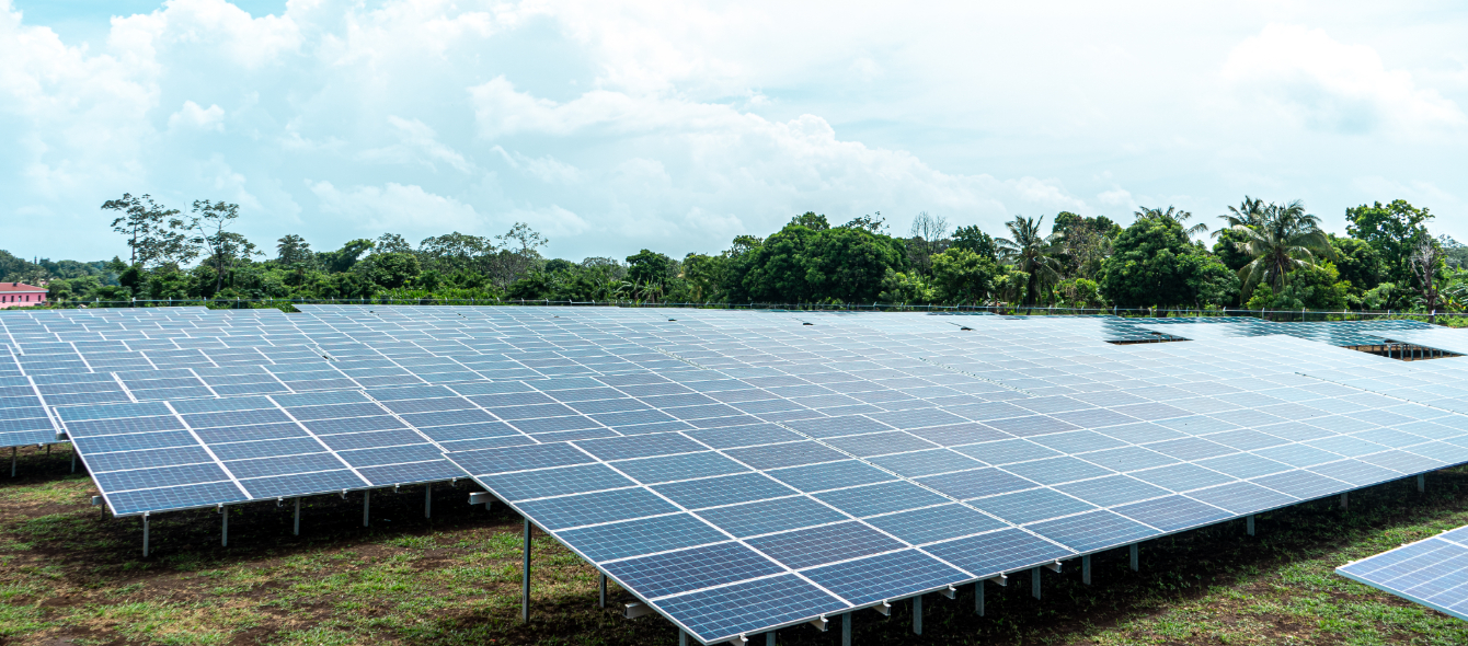 Das Bild zeigt Solaranlagen in Nicaragua. Erneuerbare Energien sind essentiell für ein nachhaltiges Energiesystem in Zentralamerika.