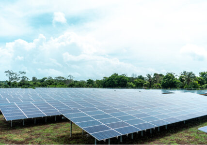Das Bild zeigt Solaranlagen in Nicaragua. Erneuerbare Energien sind essentiell für ein nachhaltiges Energiesystem in Zentralamerika.