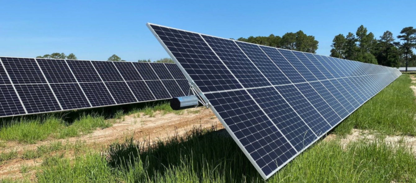 Das Bild zeigt Solaranlagen im Hickory-Park in den USA. Sie sind Teil eines großen kombinierten Solar-Speicher-Projekts