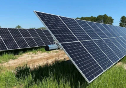 Das Bild zeigt Solaranlagen im Hickory-Park in den USA. Sie sind Teil eines großen kombinierten Solar-Speicher-Projekts