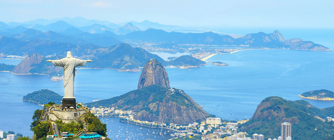 Foto, das den Blick über Rio de Janeiro und die Küstenlinie zeigt