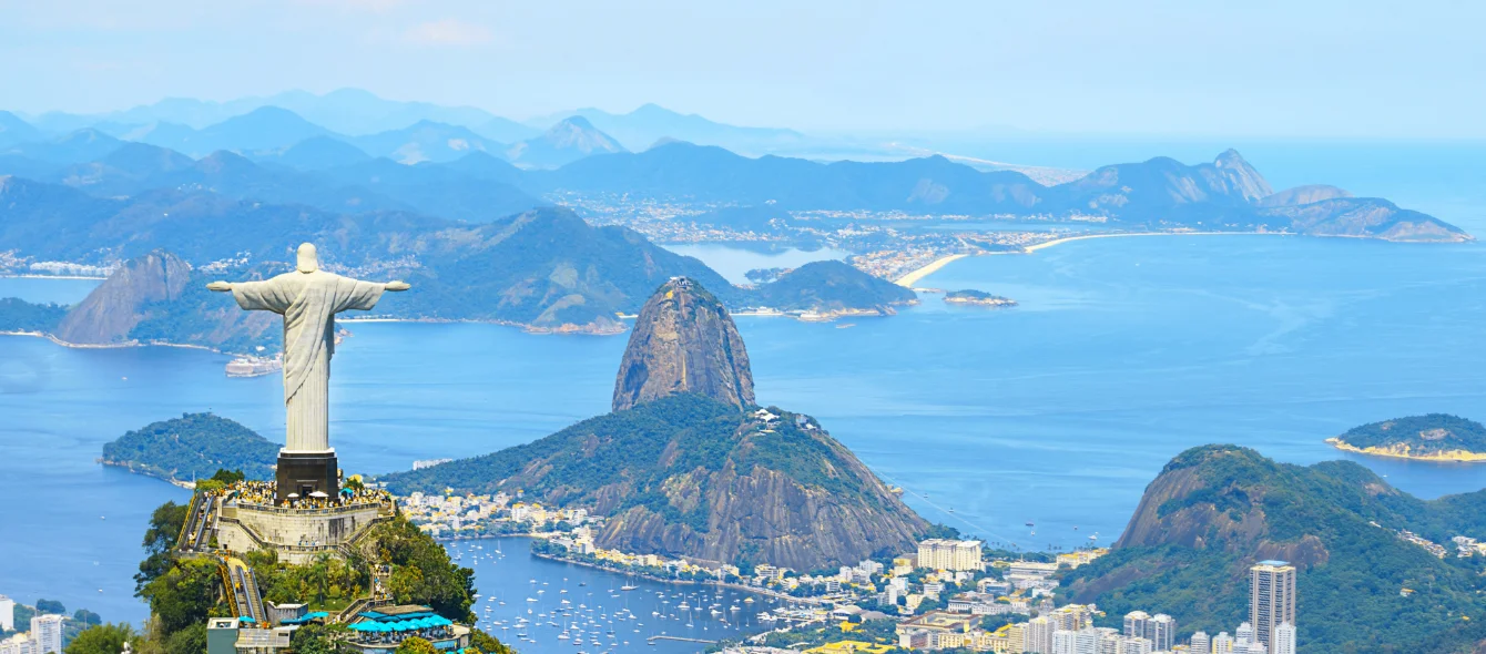 Foto, das den Blick über Rio de Janeiro und die Küstenlinie zeigt