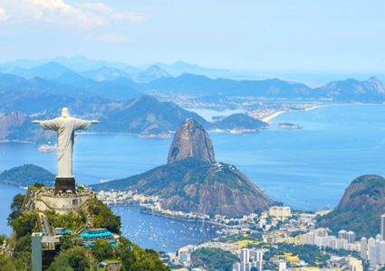 Foto, das den Blick über Rio de Janeiro und die Küstenlinie zeigt