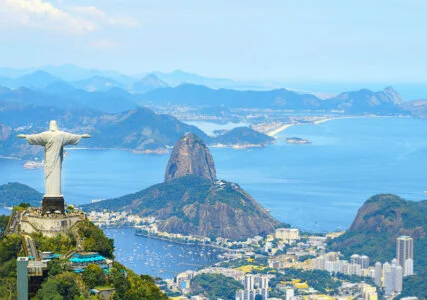 Foto, das den Blick über Rio de Janeiro und die Küstenlinie zeigt