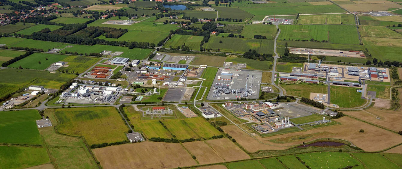 Das Bild zeigt den die Ortschaft Etzel. In den großen Kavernen des Salzstocks könnte bald Wasserstoff gespeichert werden.