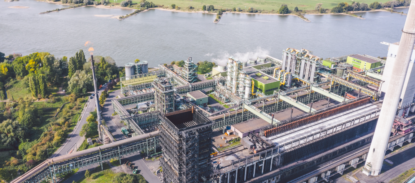 Das Bild zeigt ein Stahlwerk in Duisburg. Die Stahlproduktion kann bald mit grünem Wasserstoff erfolgen.