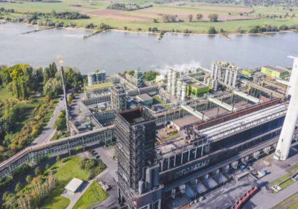 Das Bild zeigt ein Stahlwerk in Duisburg. Die Stahlproduktion kann bald mit grünem Wasserstoff erfolgen.