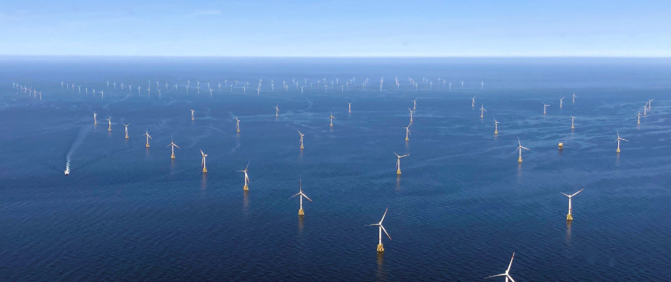 Das Bild zeigt Windkraftanlagen des Offshore-Windparks Amrumbank West nordwestlich der Insel Helgoland