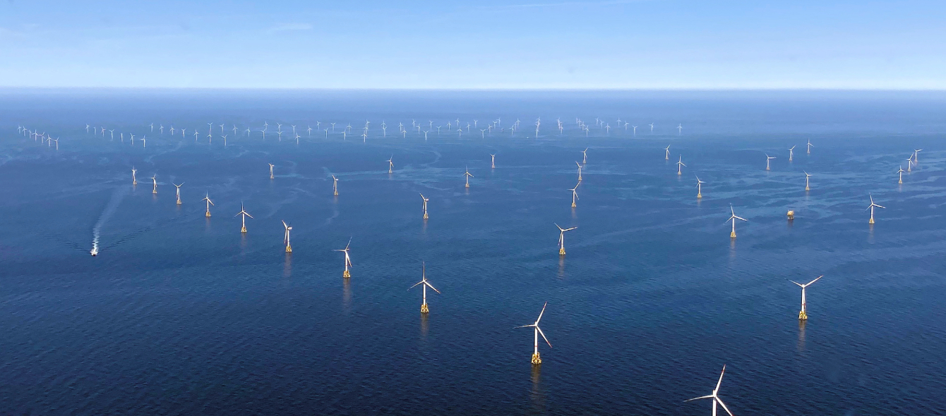 Das Bild zeigt Offshore-Windkraftanlagen im Windpark Amrumbank West