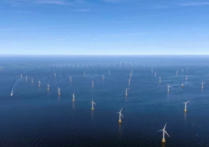 Das Bild zeigt Windkraftanlagen des Offshore-Windparks Amrumbank West nordwestlich der Insel Helgoland