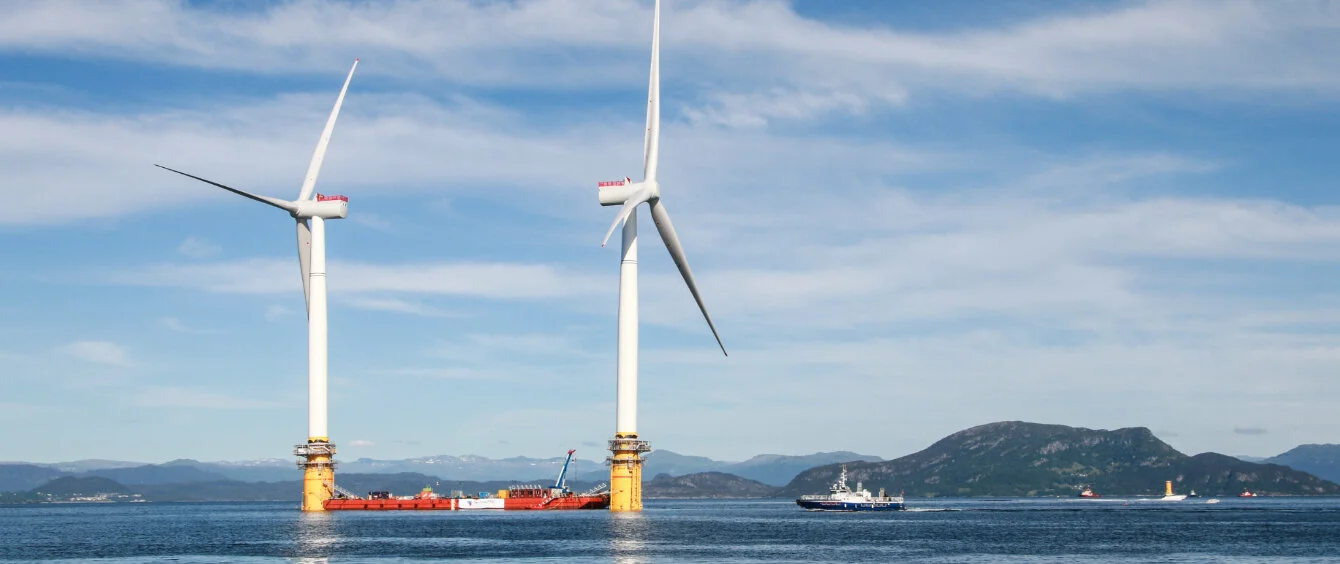 Das Bild zeigt schwimmende Offshore-Windräder des Windparks Hywind Tampen vor der norwegischen Küste.