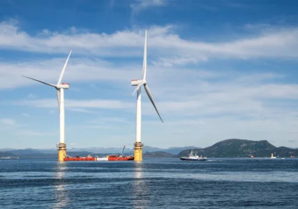 Das Bild zeigt schwimmende Offshore-Windräder des Windparks Hywind Tampen vor der norwegischen Küste.