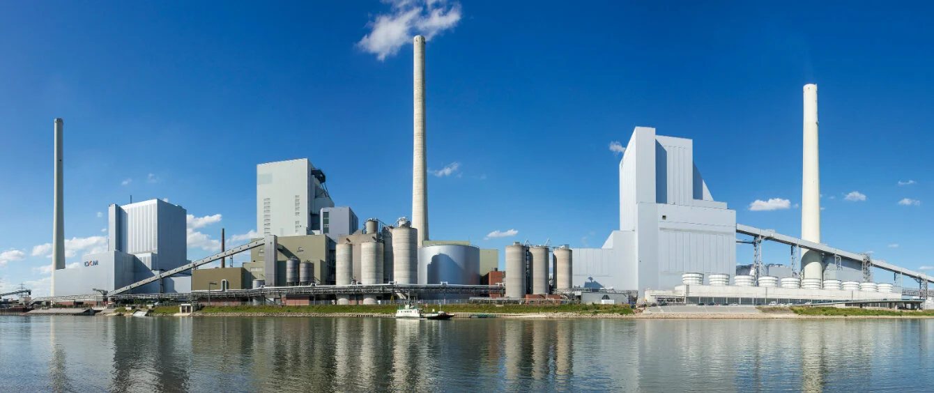 Das Bild zeigt das Großkraftwerk Mannheim. Hier entsteht eine Flusswärmepumpe zur emissionsfreien Fernwärmeerzeugung.