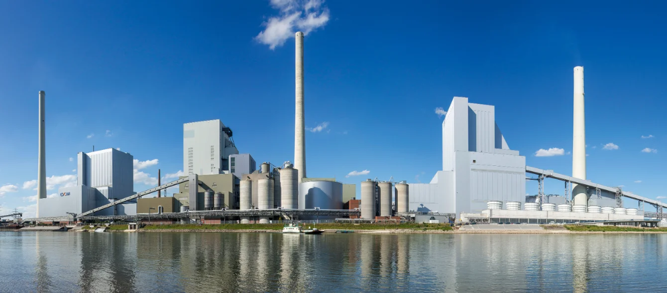 Das Bild zeigt das Großkraftwerk Mannheim. Hier entsteht eine Flusswärmepumpe zur emissionsfreien Fernwärmeerzeugung.