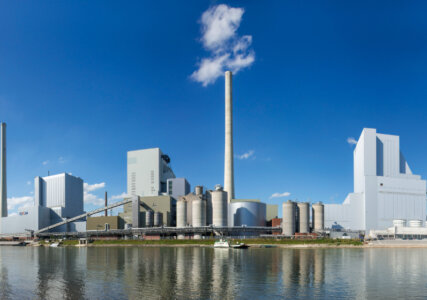 Das Bild zeigt das Großkraftwerk Mannheim. Hier entsteht eine Flusswärmepumpe zur emissionsfreien Fernwärmeerzeugung.