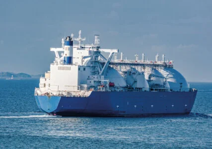Das Bild zeigt einen LNG-Tanker, der Flüssigerdgas transportiert.