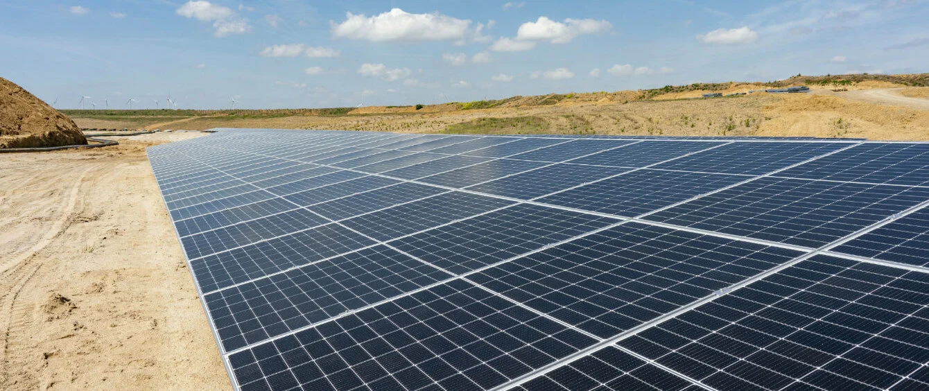 Das Bild zeigt Solarmodule auf dem RWE indeland Solarpark