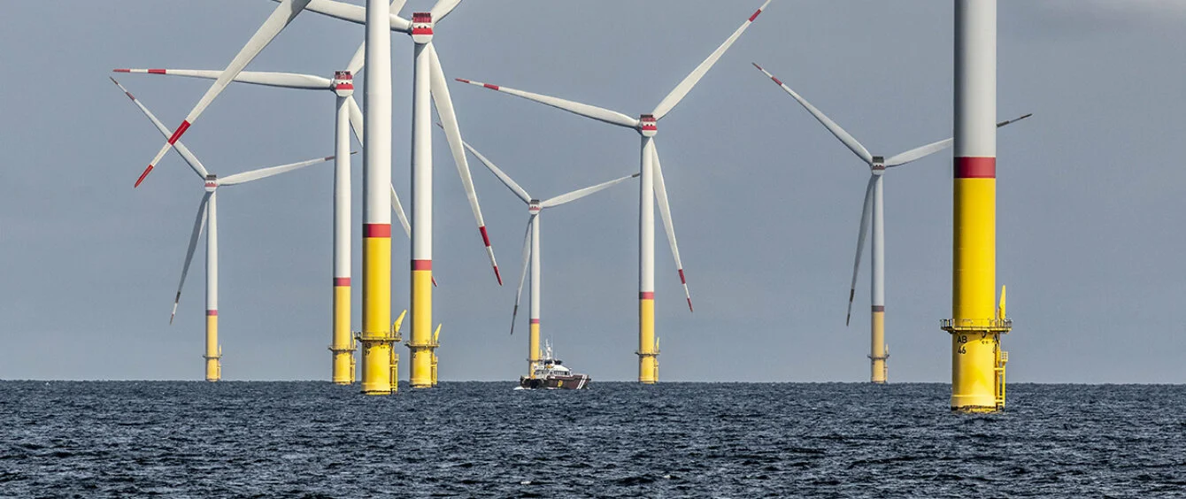 Auf dem Bild sind Windturbinen des Offshore-Windparks Arkona in der Nordsee zu sehen