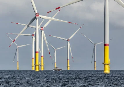 Auf dem Bild sind Windturbinen des Offshore-Windparks Arkona in der Nordsee zu sehen